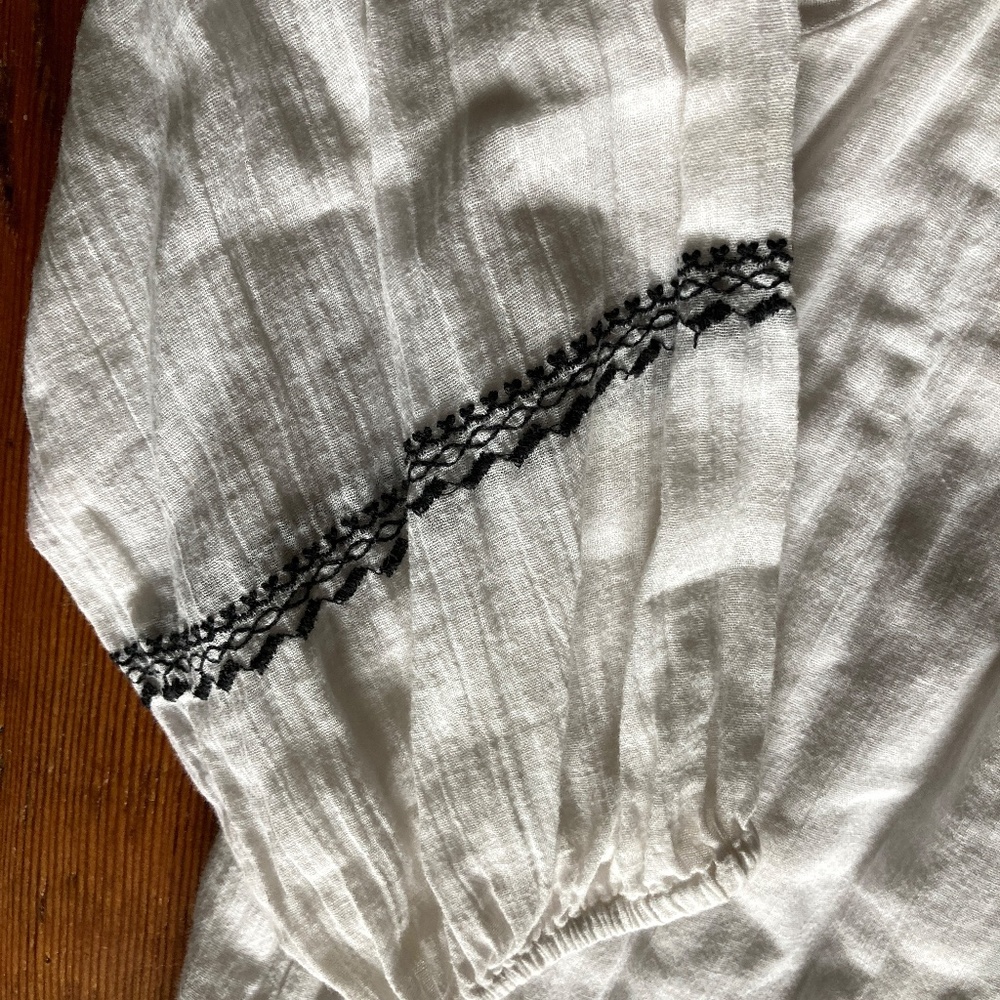 Velvet by Graham & Spencer White 100% Cotton Black Embroidered Shirt Size Small - Picture 10 of 13